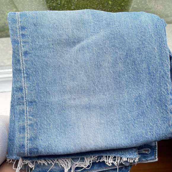 Light wash Levi’s - Picture 5 of 5